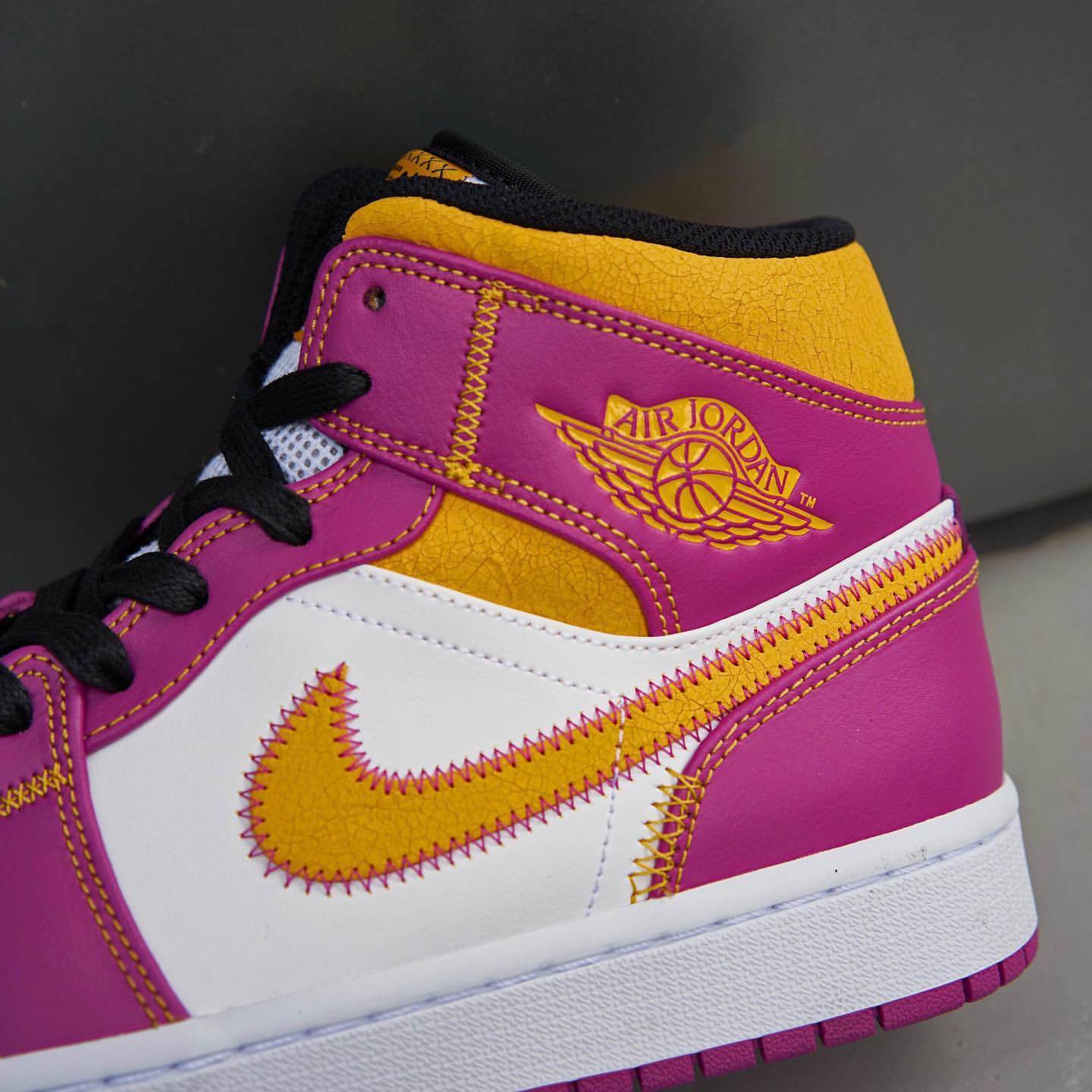 AIR JORDAN 1 MID Day of the Dead (DC0350-100)