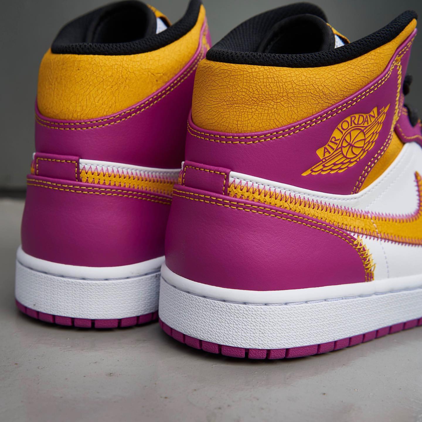 AIR JORDAN 1 MID Day of the Dead (DC0350-100)