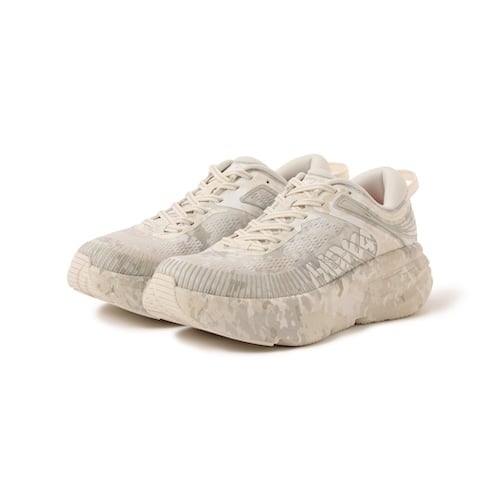 HOKA BEAMS Bondi 7 WHITE 斜め前から見た商品画像