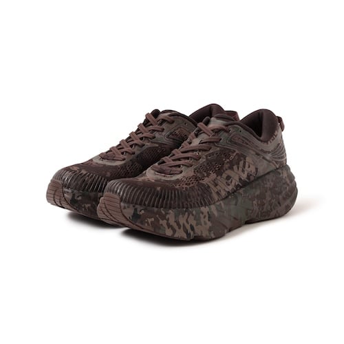 HOKA BEAMS Bondi 7 BROWN 斜め前から見た商品画像