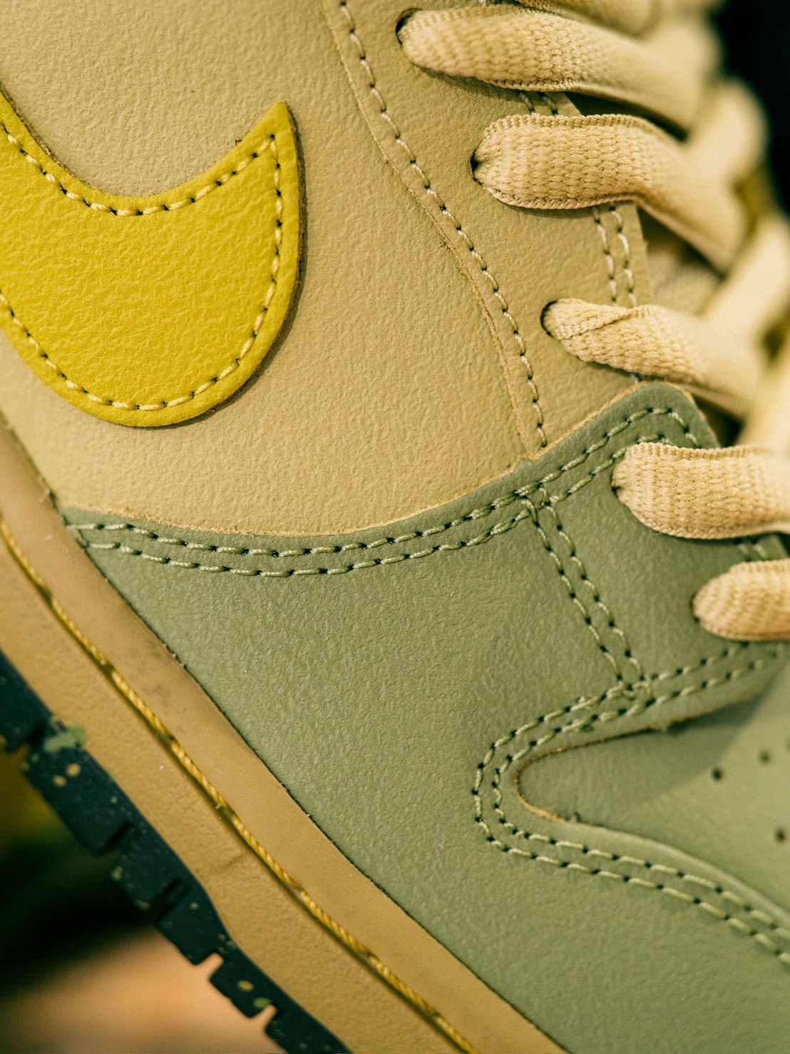 Nike SB ダンク LOW Pro Saffron Quartz レザーとスウッシュのディテール