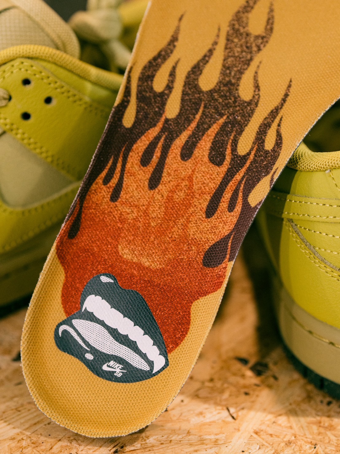 Nike SB ダンク LOW Pro Saffron Quartz 炎を描いたインソール