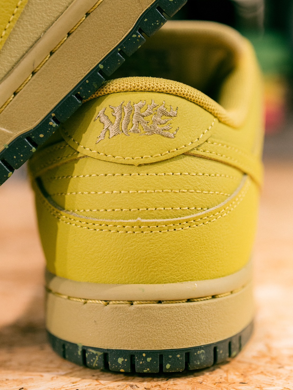 Nike SB ダンク LOW Pro Saffron Quartz 炎を表現したヒールロゴ