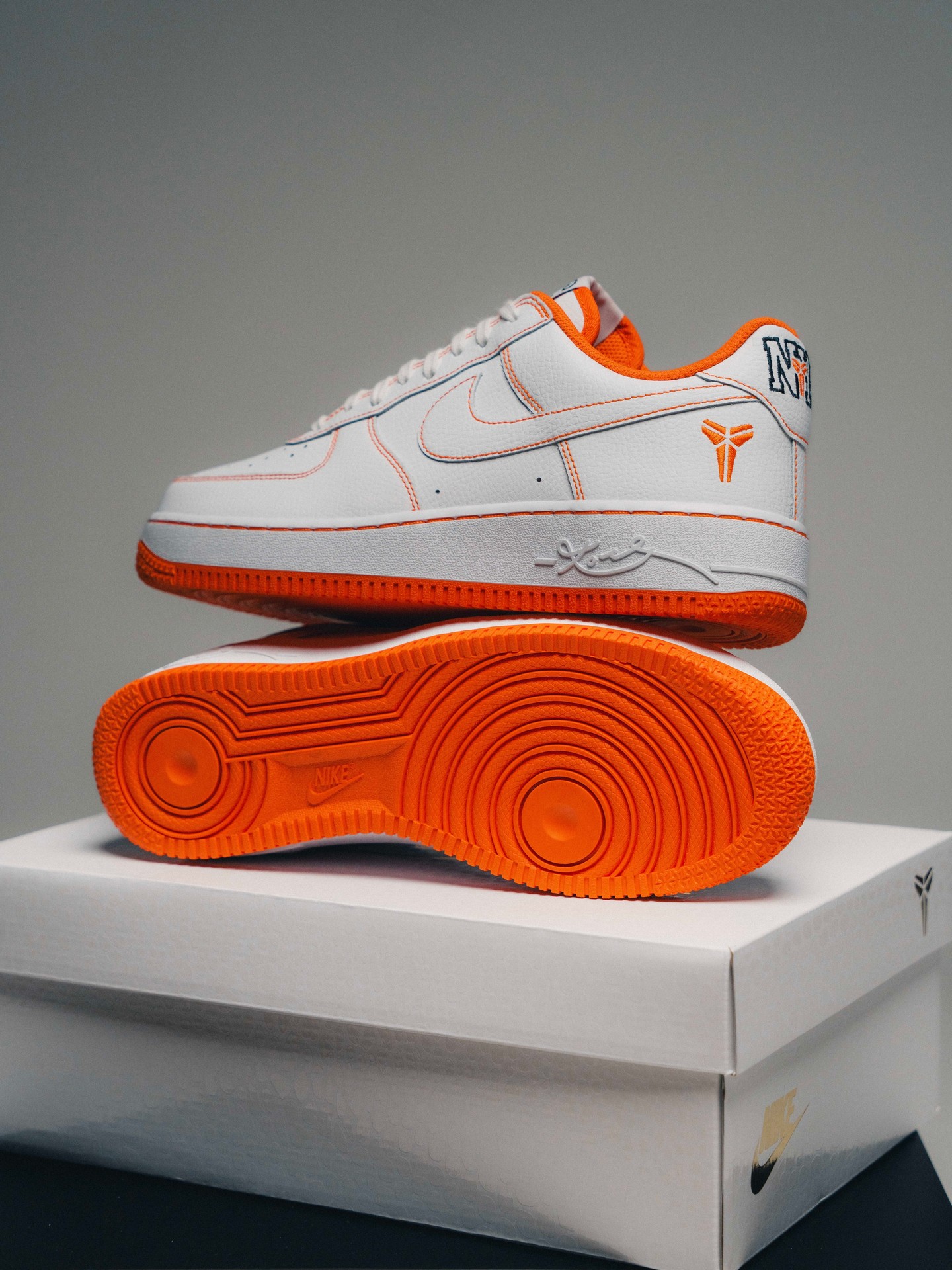 Nike Air Force 1 Low Protro White and Safety Orange 着用イメージ