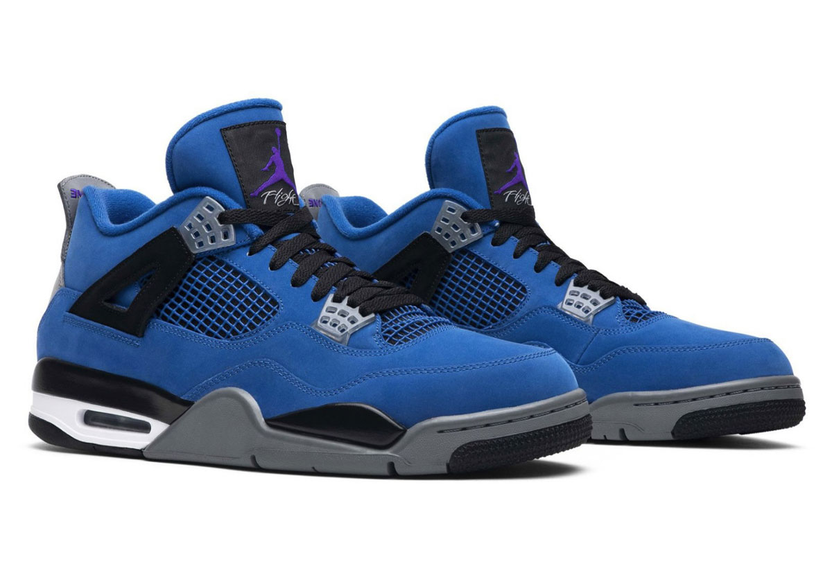 Eminem x Air Jordan 4 Encore ペアの3/4フロントビュー