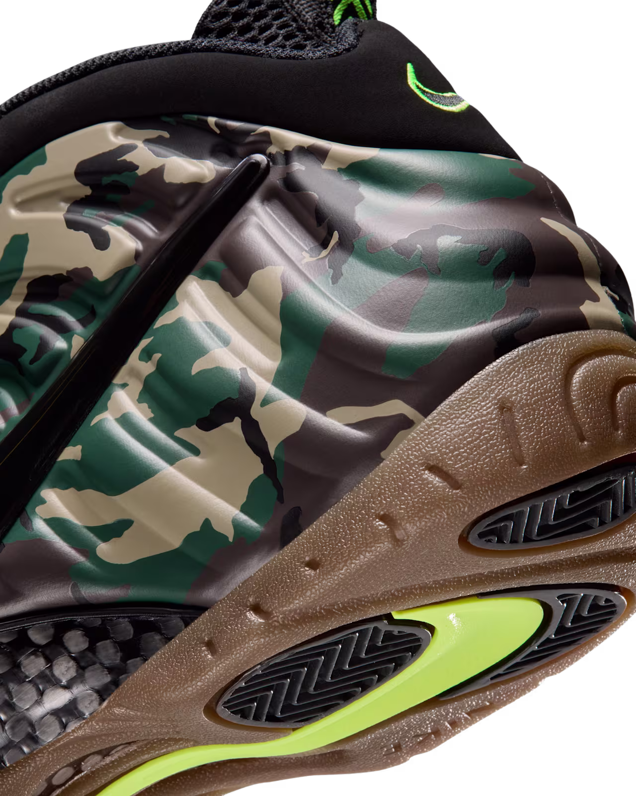 Nike Air Foamposite Pro Black and Multi-Color アッパーとガムソールのクローズアップ