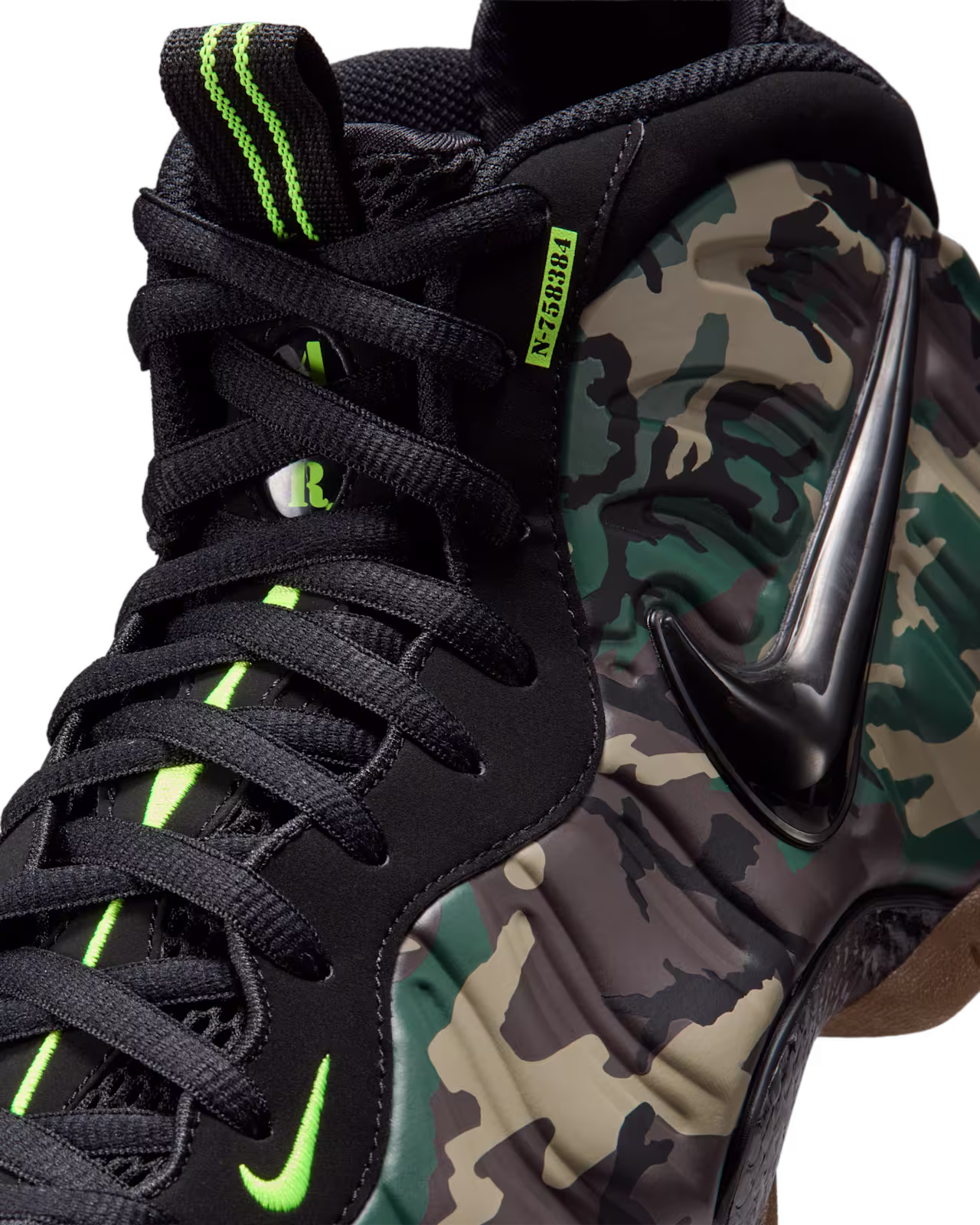Nike Air Foamposite Pro Black and Multi-Color Swooshとレースホールのクローズアップ