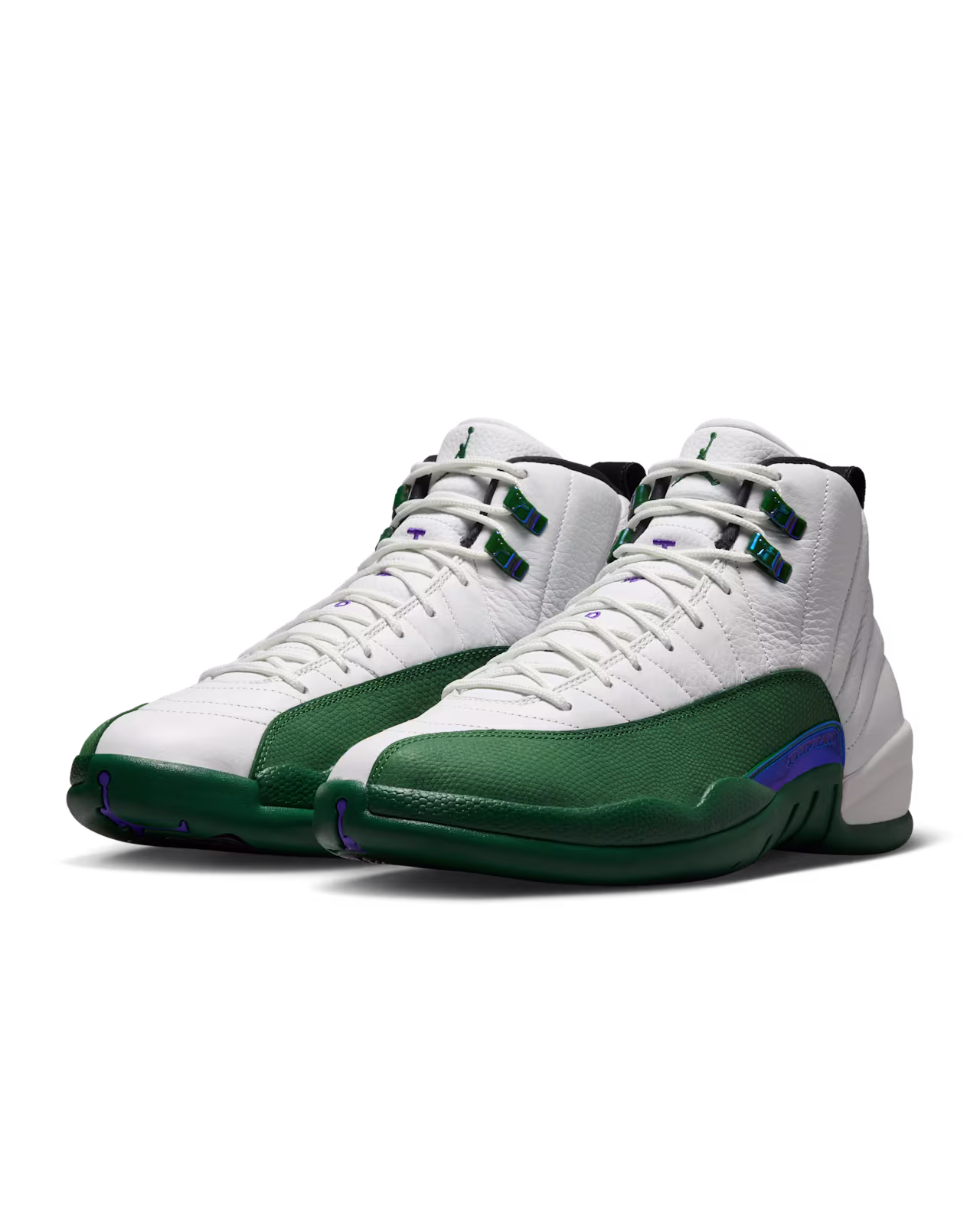 Air Jordan 12 Summit White and Gorge Green サイド斜めアングル タンのMICHAEL JORDANロゴ